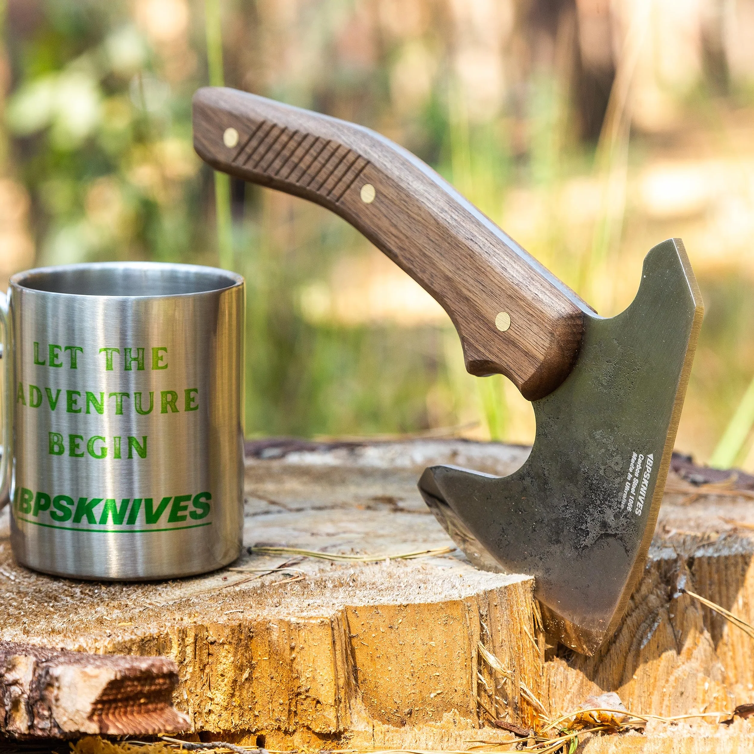 BPS Knives Ascia Bushcraft con Custodia in Pelle - Ascia da Campeggio a Piena Tang per Tagliare la Legna e per Giardinaggio - Accetta in Acciaio al Carbonio - Piccola Axe per Intaglio del Legno