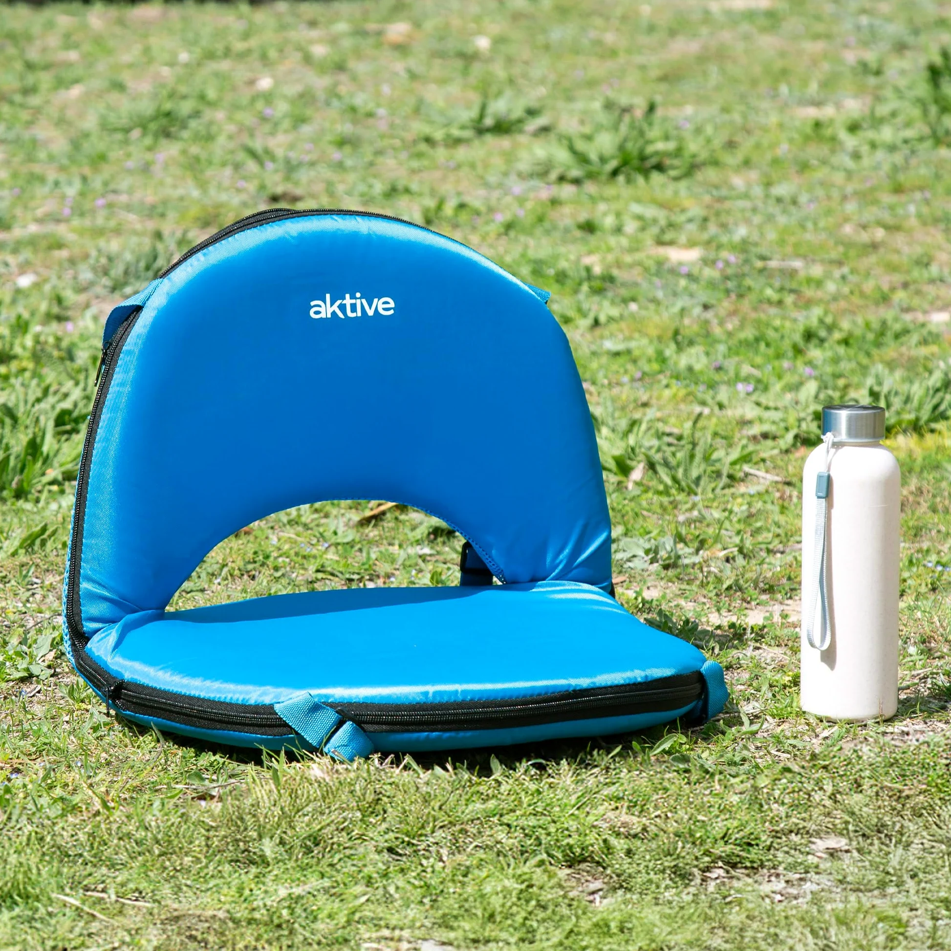 AKTIVE Confezione da 2 sedili pieghevoli multiuso blu, 41x40x33 cm, schienale regolabile in 6 posizioni, design compatto, spallacci per il trasporto, tessuto in poliestere (63127)