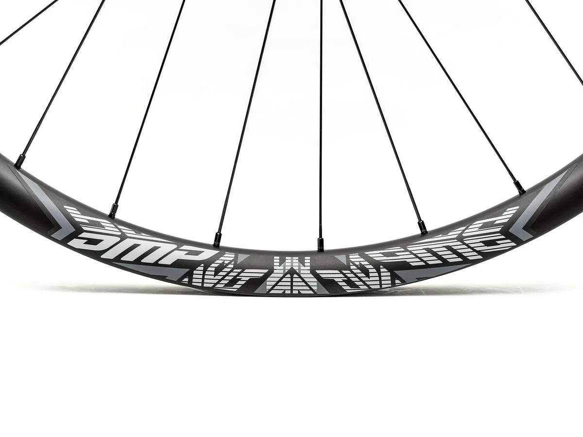 PMP Nitro Carbon | Ruote MTB 29" in Carbonio, per Cross Country. Mozzi Nitro J-Bend; Raggi Sfinati; Canale Interno Largo 25 mm; Peso 1320 g. Colore Personalizzabile.