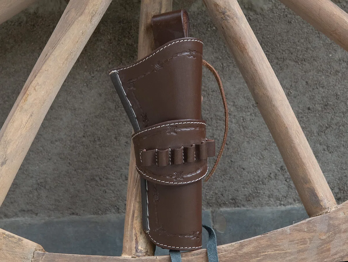 Fondina in pelle Hulara per cowboy con anelli per munizioni per 9 mm Luger e 9 mm NATO. La fondina western è adatta per revolver da 4" a 8".