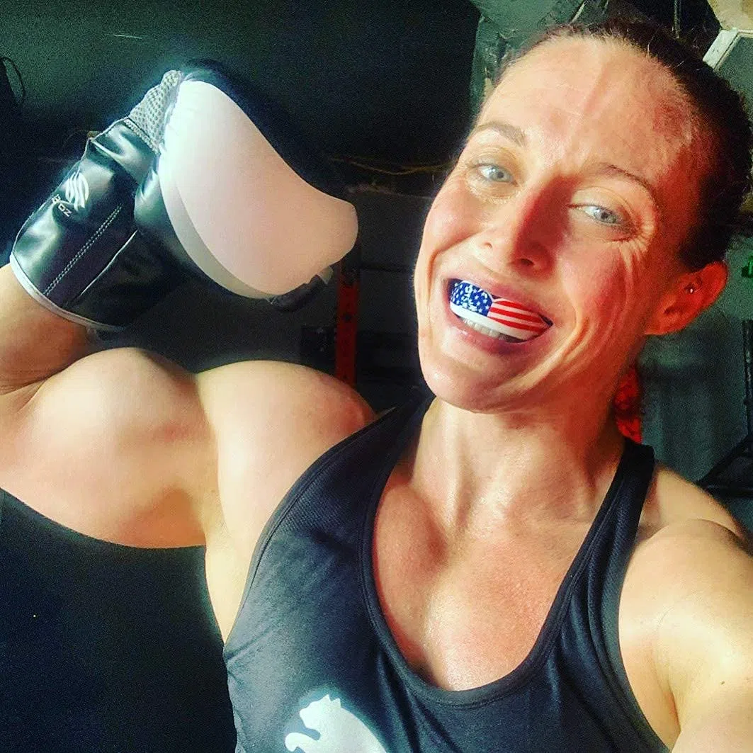 Oral Mart USA Flag paradenti per adulti - sport bandiera americana gioventù boccaglio per bandiera calcio, (età 12 & Up) Americano