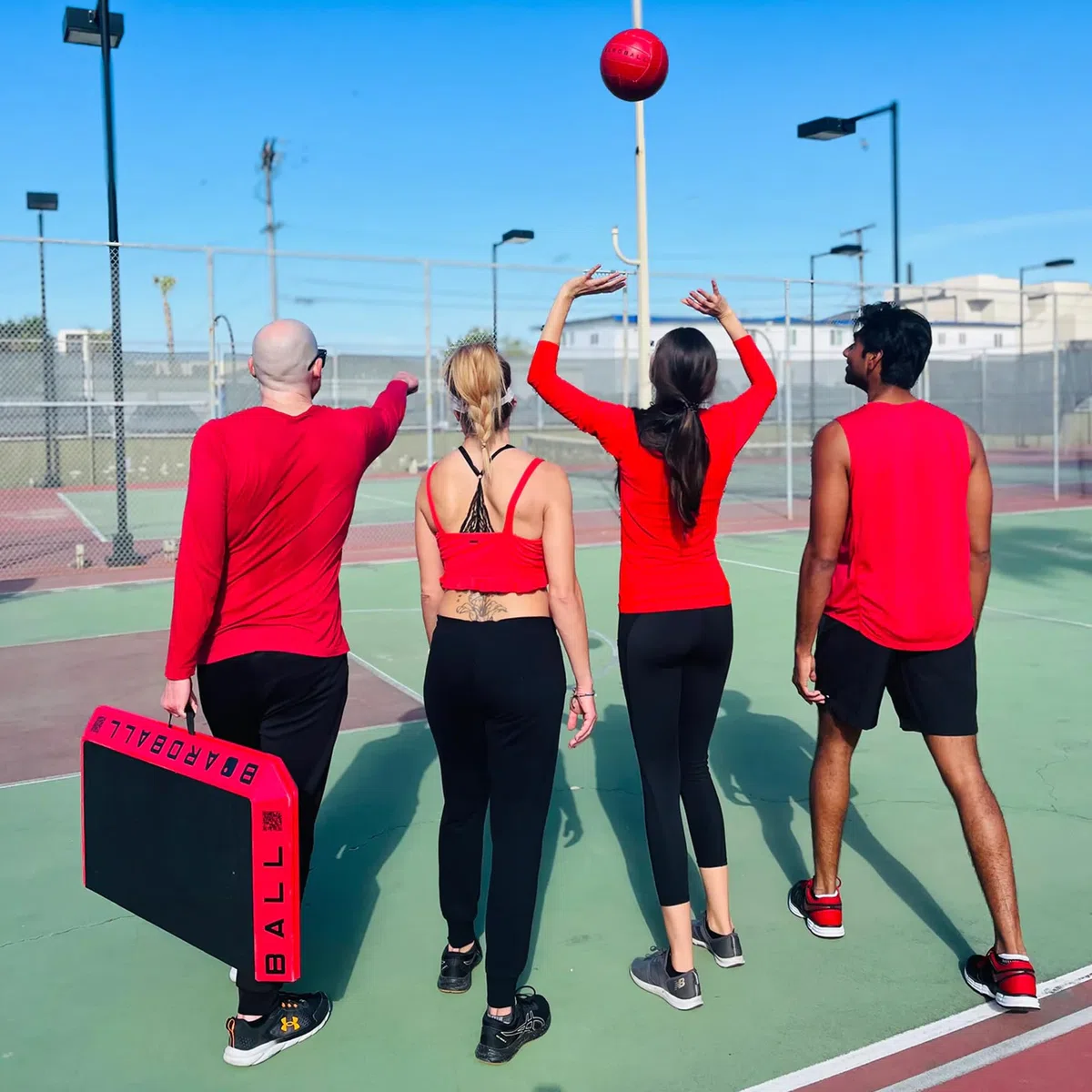 Boardball Set da gioco portatile per pallavolo, per interni ed esterni, con superficie superiore in gomma, palla a grandezza naturale e pompa a mano, rosso/nero