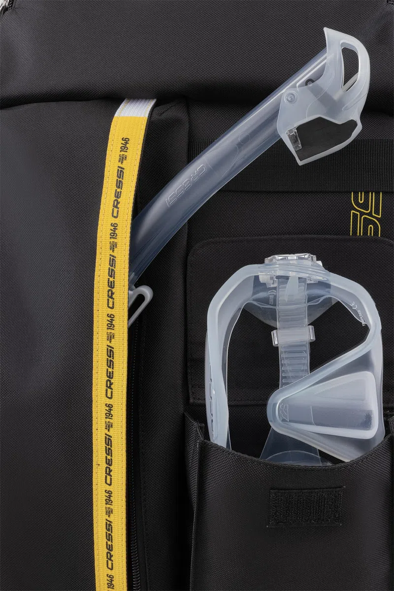 CRESSI dal 1946 - Leon Backpack - Zaino Unisex con Tasca per Maschere/Occhialini/Snorkel, Pratico e Funzionale da un’Immersione Improvvisata a Una Sessione Veloce in Palestra o Studio, Nero/Giallo 22L