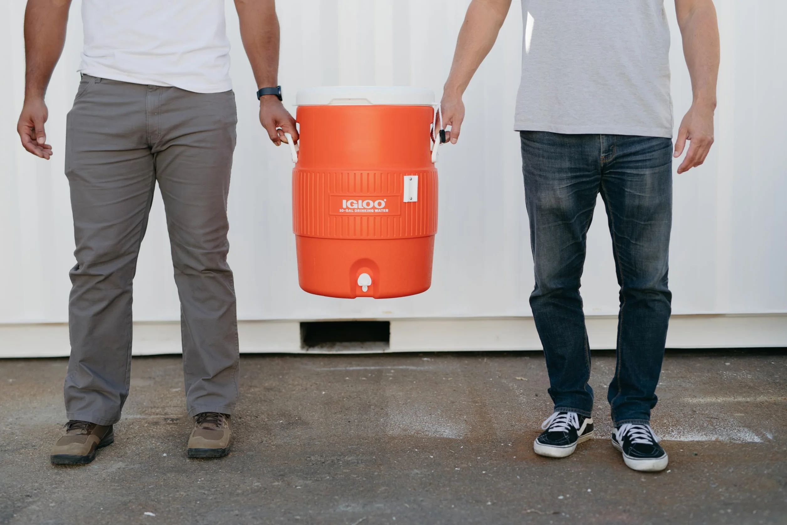 IGLOO Contenitore Bevande 10 Galloni 37L – Dispenser Isolato con Rubinetto – Tanica Acqua Robusta per Cantiere, Sport e Outdoor con Maniglie