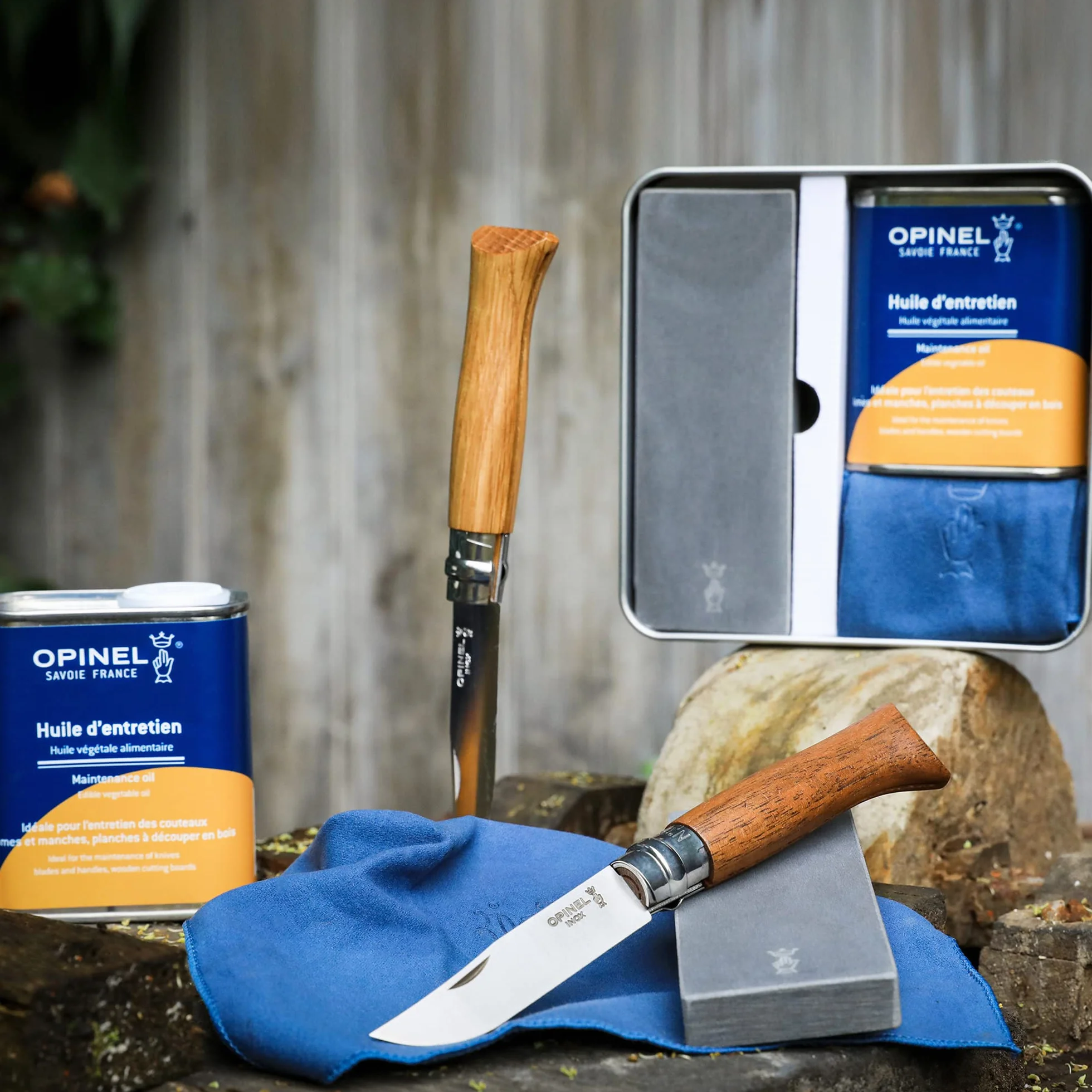 Opinel - Kit di Manutenzione per Coltelli - 1 Scatola di Stoccaggio, 1 Pietra per Affilare Grande, 1 Bottiglia di Olio, 1 Panno in Microfibra di 20 x 20 cm - Garanzia a Vita