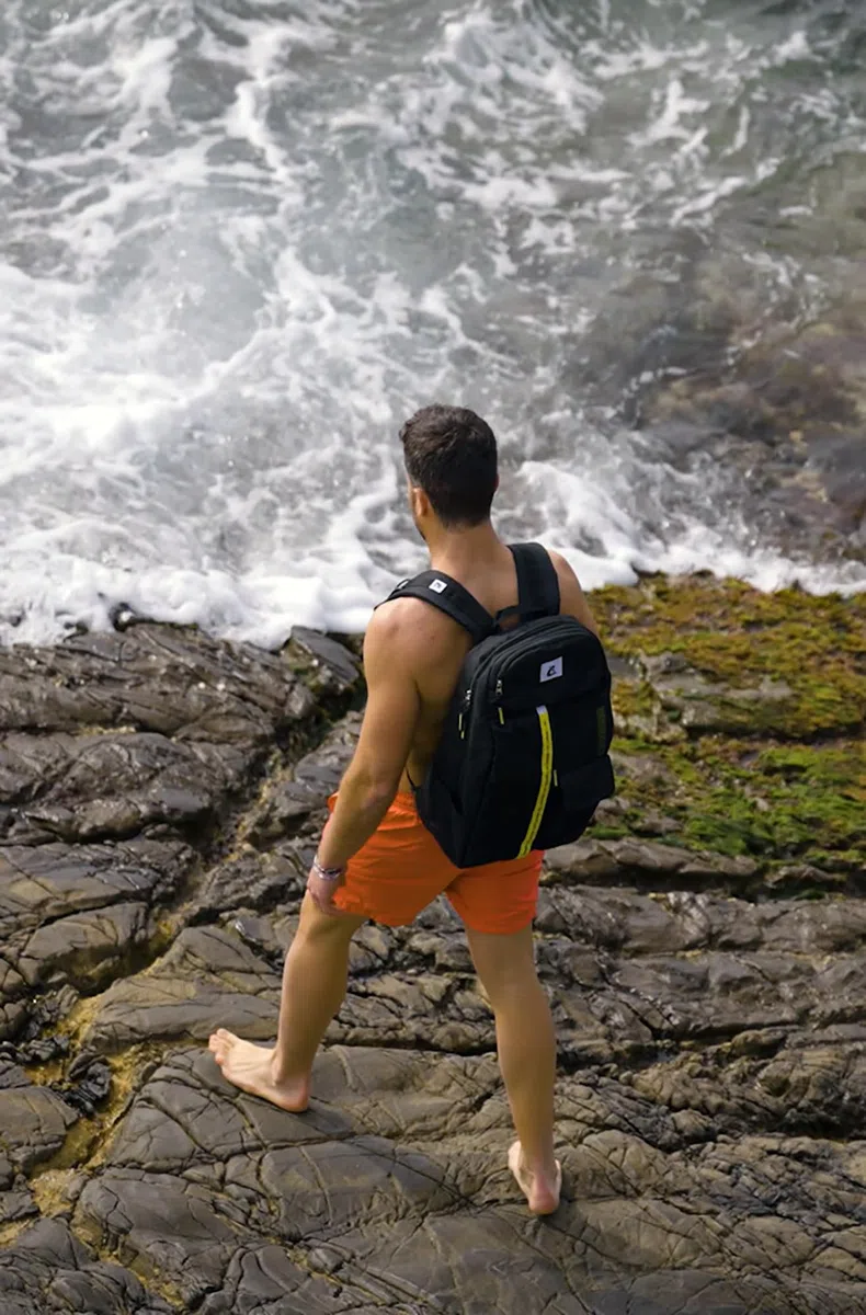 CRESSI dal 1946 - Leon Backpack - Zaino Unisex con Tasca per Maschere/Occhialini/Snorkel, Pratico e Funzionale da un’Immersione Improvvisata a Una Sessione Veloce in Palestra o Studio, Nero/Giallo 22L