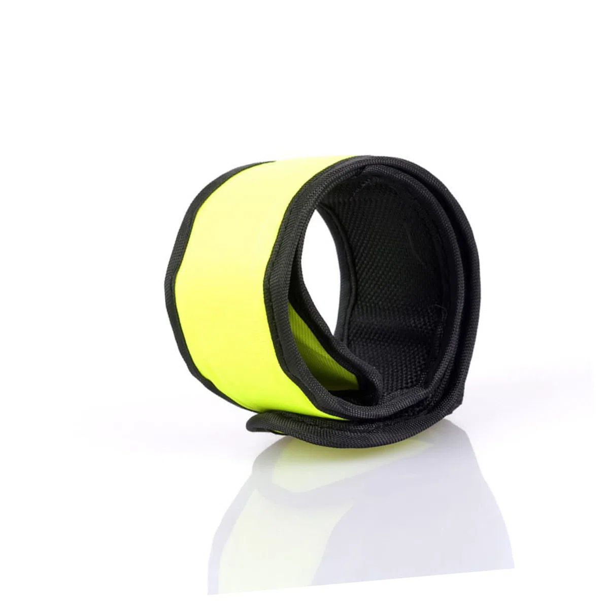 Kisangel Braccialetti LED Luminosi Snap per Corsa Notturna Alta visibilità per Jogging Passeggiate E Escursionismo Comodi E Adatti Maggior Parte dei Polsi Rosso Verde Giallo 4 * 3