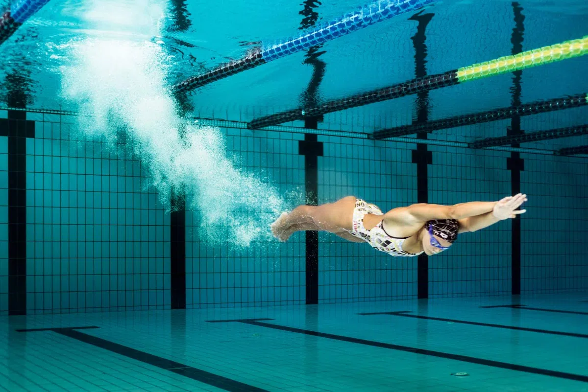 Arena Print 2 - Cuffia da nuoto in silicone, unisex, per adulti, donne e uomini, per allenamento intensivo, confortevole, antiscivolo, per capelli lunghi, colore: argento