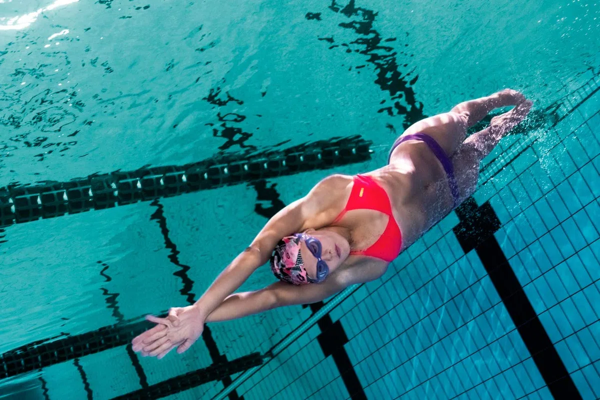 Arena Print 2 - Cuffia da nuoto in silicone, unisex, per adulti, donne e uomini, per allenamento intensivo, confortevole, antiscivolo, per capelli lunghi, colore: argento