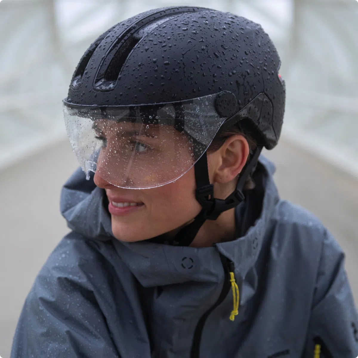 ABUS Casco da città HUD-Y ACE - elegante casco da bicicletta con visiera e luce posteriore LED magnetica ricaricabile - per uomo e donna