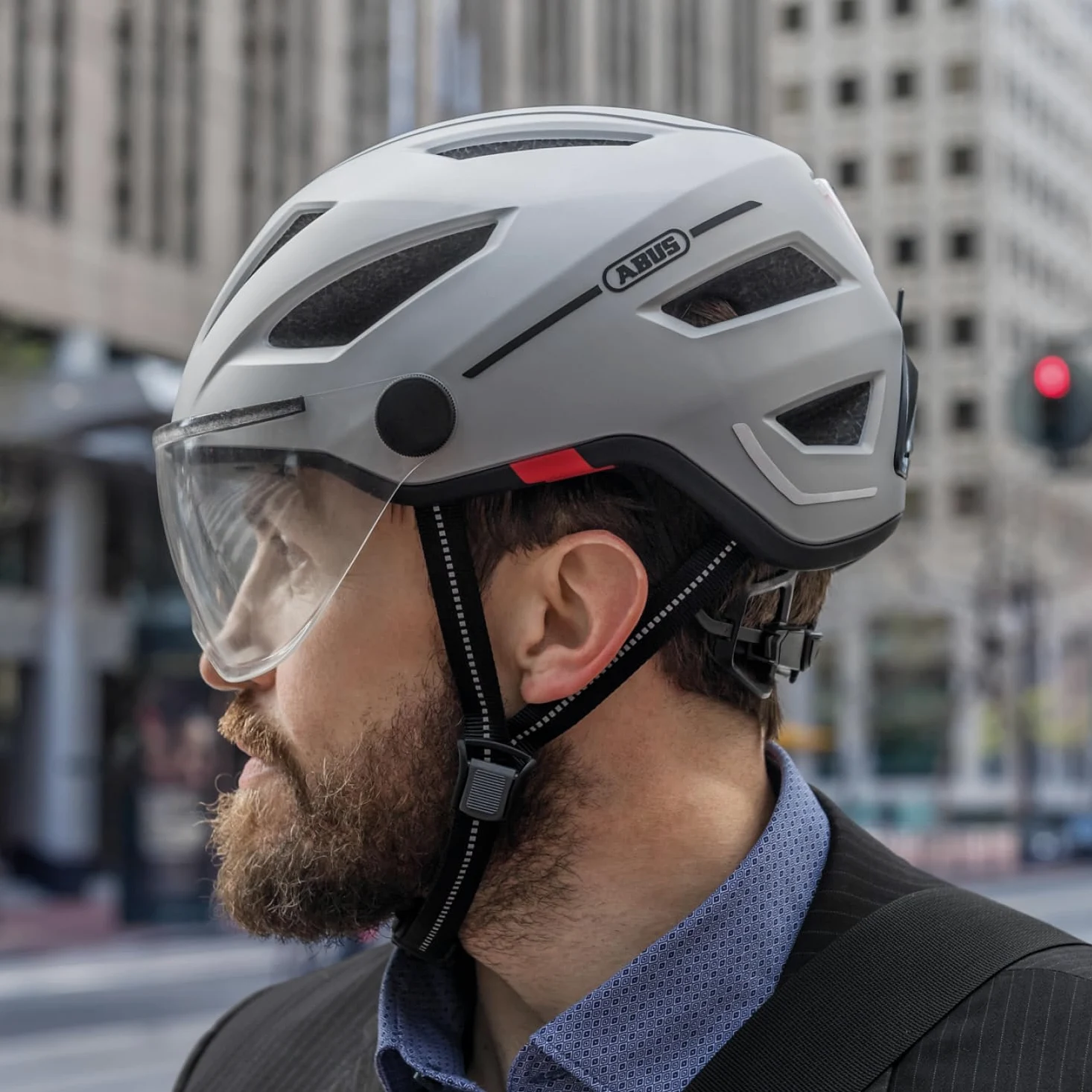 ABUS Casco da città Pedelec 2.0 ACE - Casco da bicicletta con luce posteriore, visiera, cappuccio antipioggia, protezioni per le orecchie - per uomo e donna