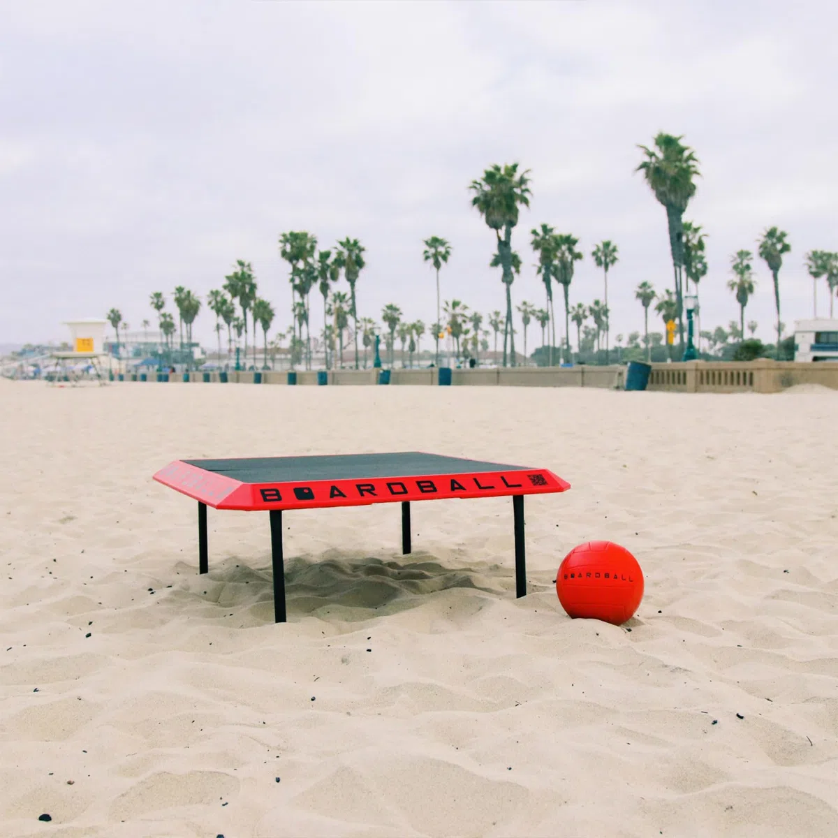 Boardball Set da gioco portatile per pallavolo, per interni ed esterni, con superficie superiore in gomma, palla a grandezza naturale e pompa a mano, rosso/nero