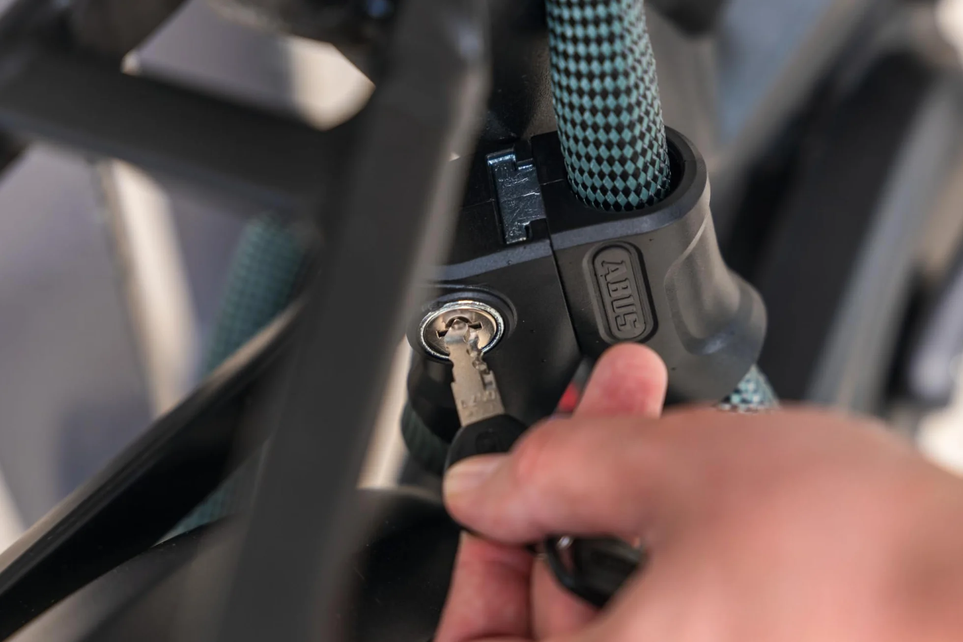 ABUS Lucchetto flessibile Infinity Loop 1806 - 140 cm, 2 passanti regolabili, antifurto per biciclette e altri oggetti, verde lento