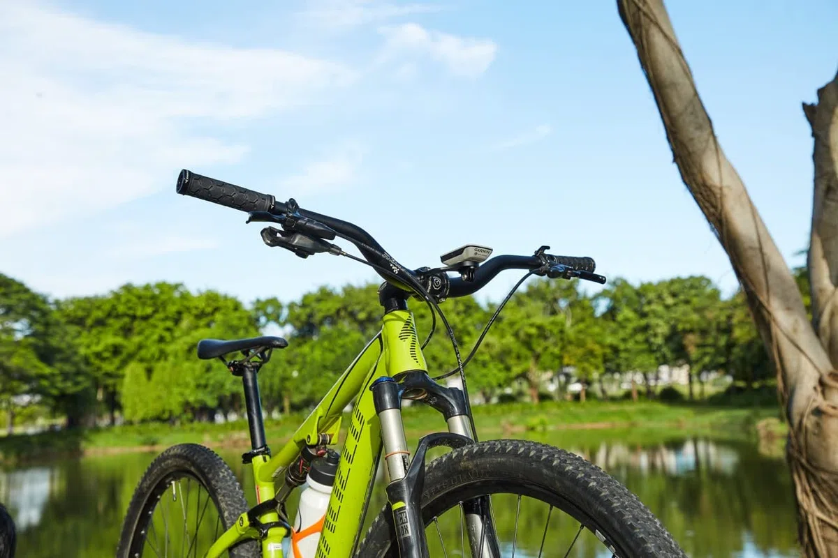 Corki Cycles Manubrio MTB Professionale 31.8mm, Manubrio Bicicletta Alluminio Lega Leggero 780mm 720mm Riser Bar per Mountain Bike Strada -Topo Mid Rise- Nero/Rainbow