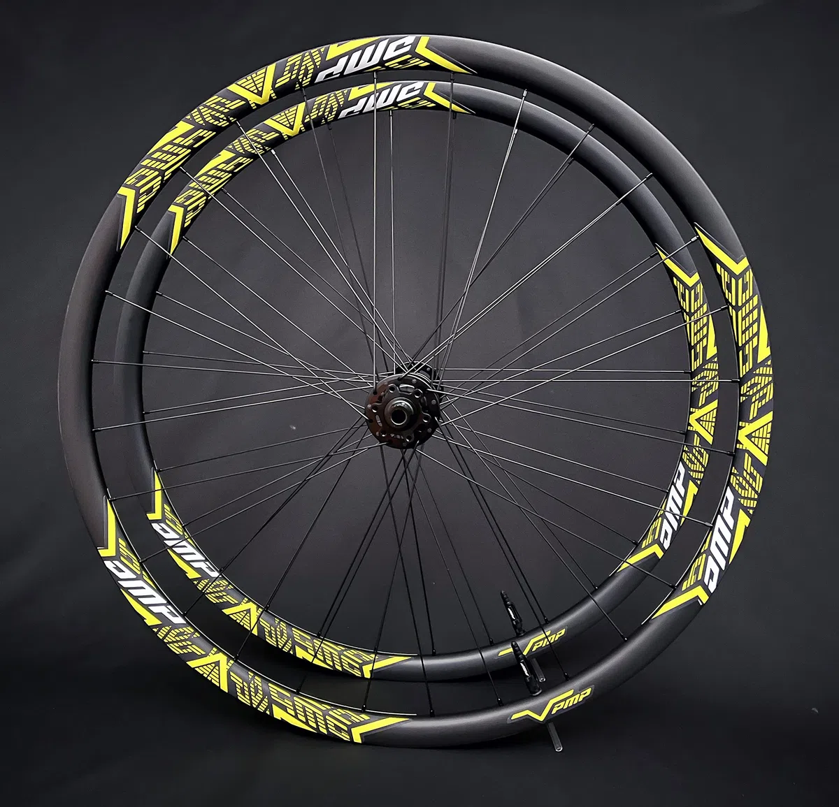 PMP Nitro Carbon | Ruote MTB 29" in Carbonio, per Cross Country. Mozzi Nitro J-Bend; Raggi Sfinati; Canale Interno Largo 25 mm; Peso 1320 g. Colore Personalizzabile.