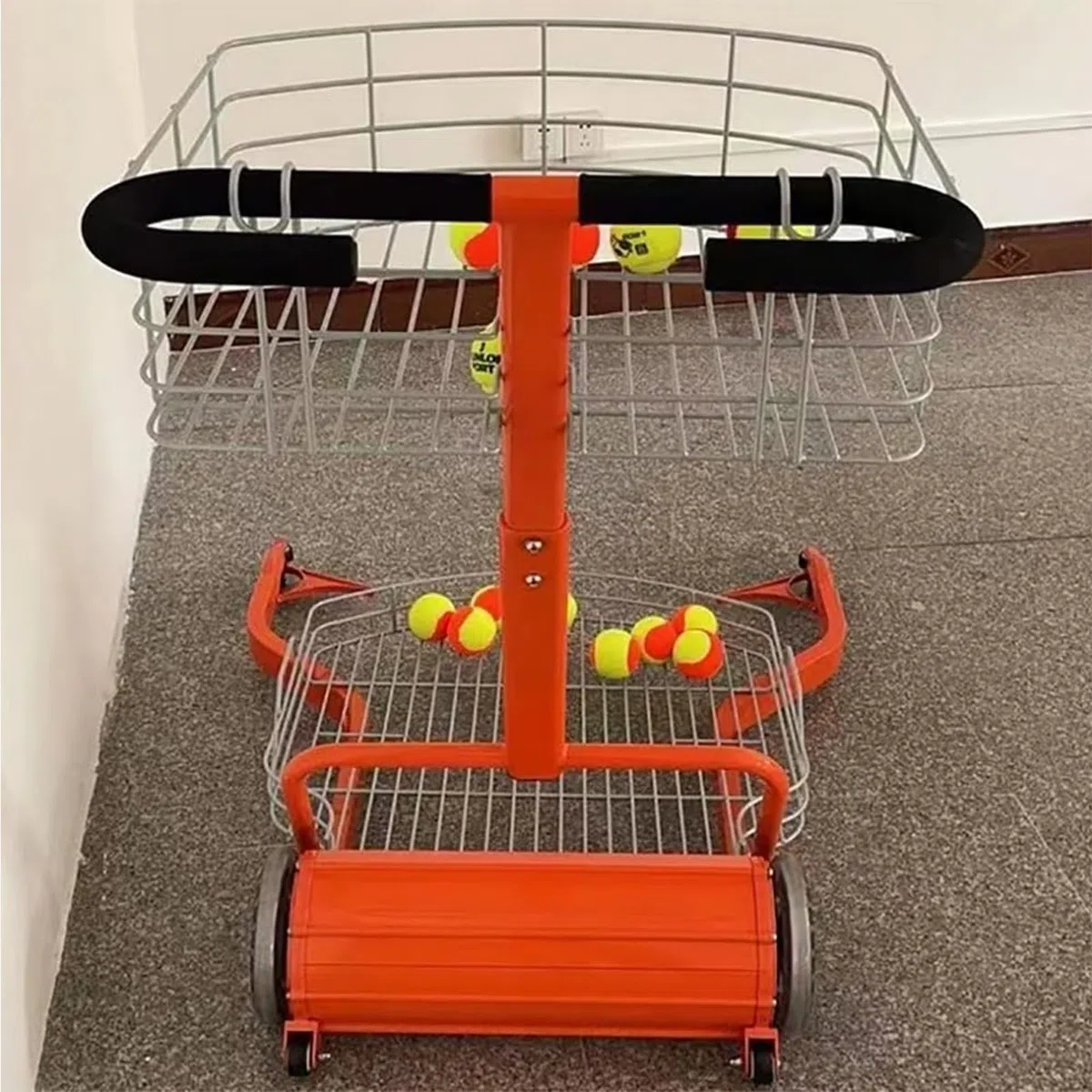 Raccoglitore automatico di palline da tennis, efficiente carrello multifunzione per un facile recupero su campi e palestre
