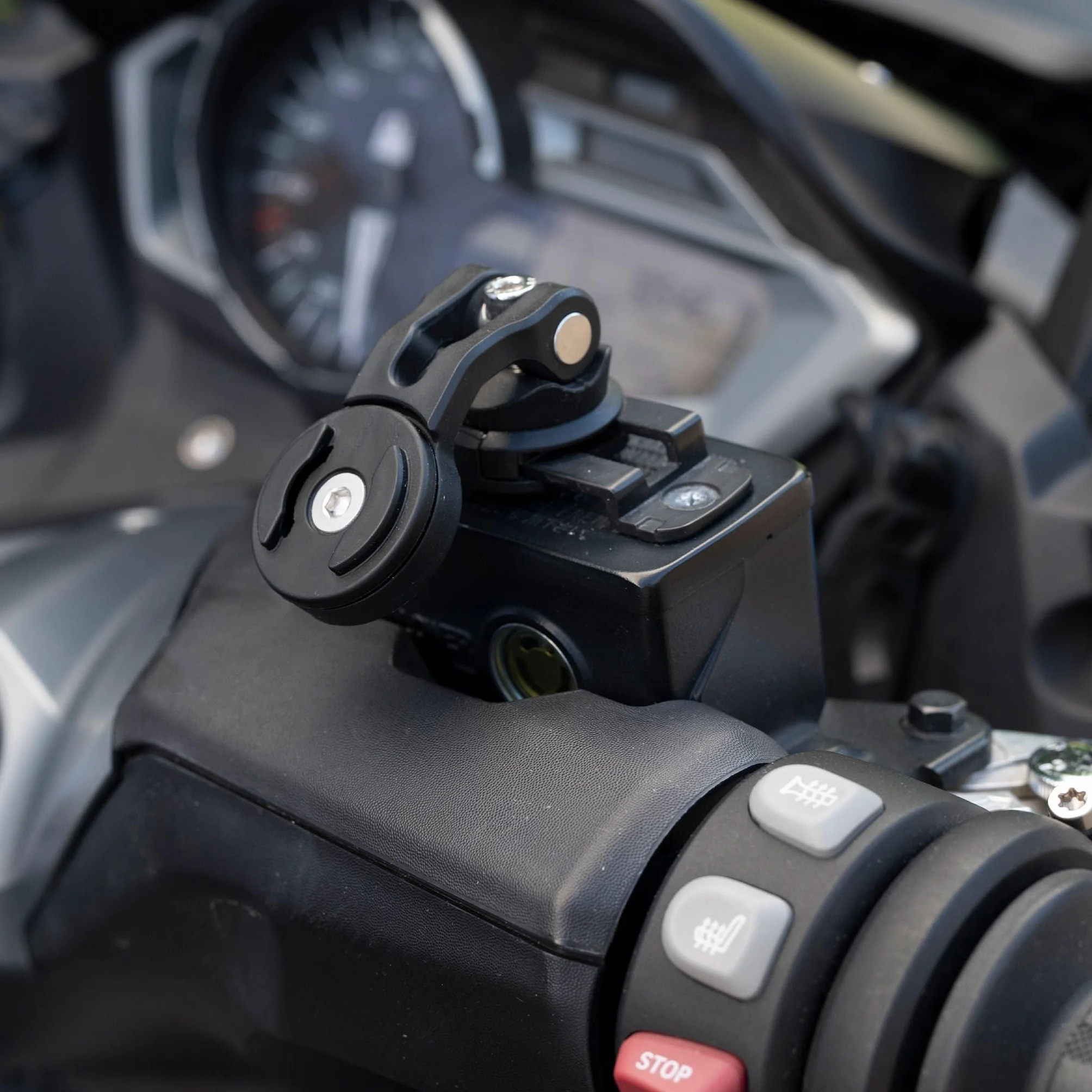 SP CONNECT Brake Mount | SPC+ | Supporto Smartphone per Serbatoio Liquido Freni