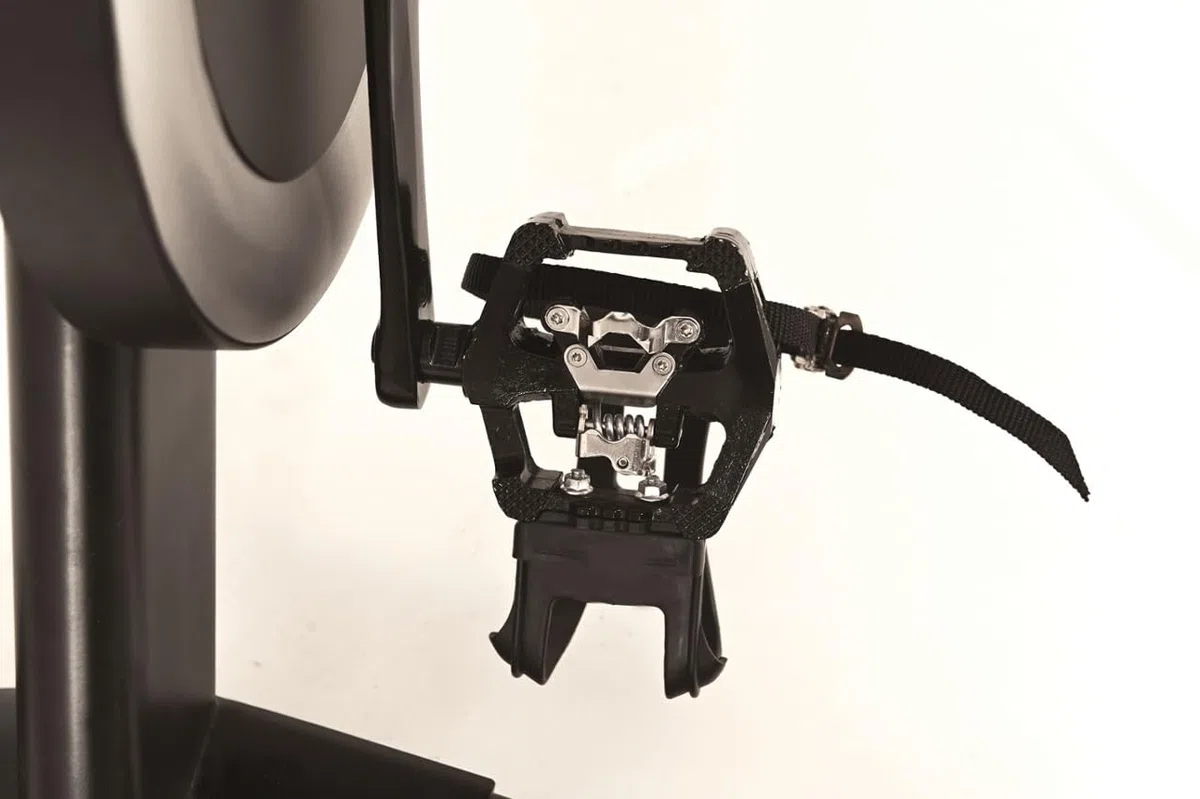 TOORX SRX EVOLVE, sistema di frenaggio magnetico con regolazione elettronica dello sforzosu 24 livelli. APP READY.