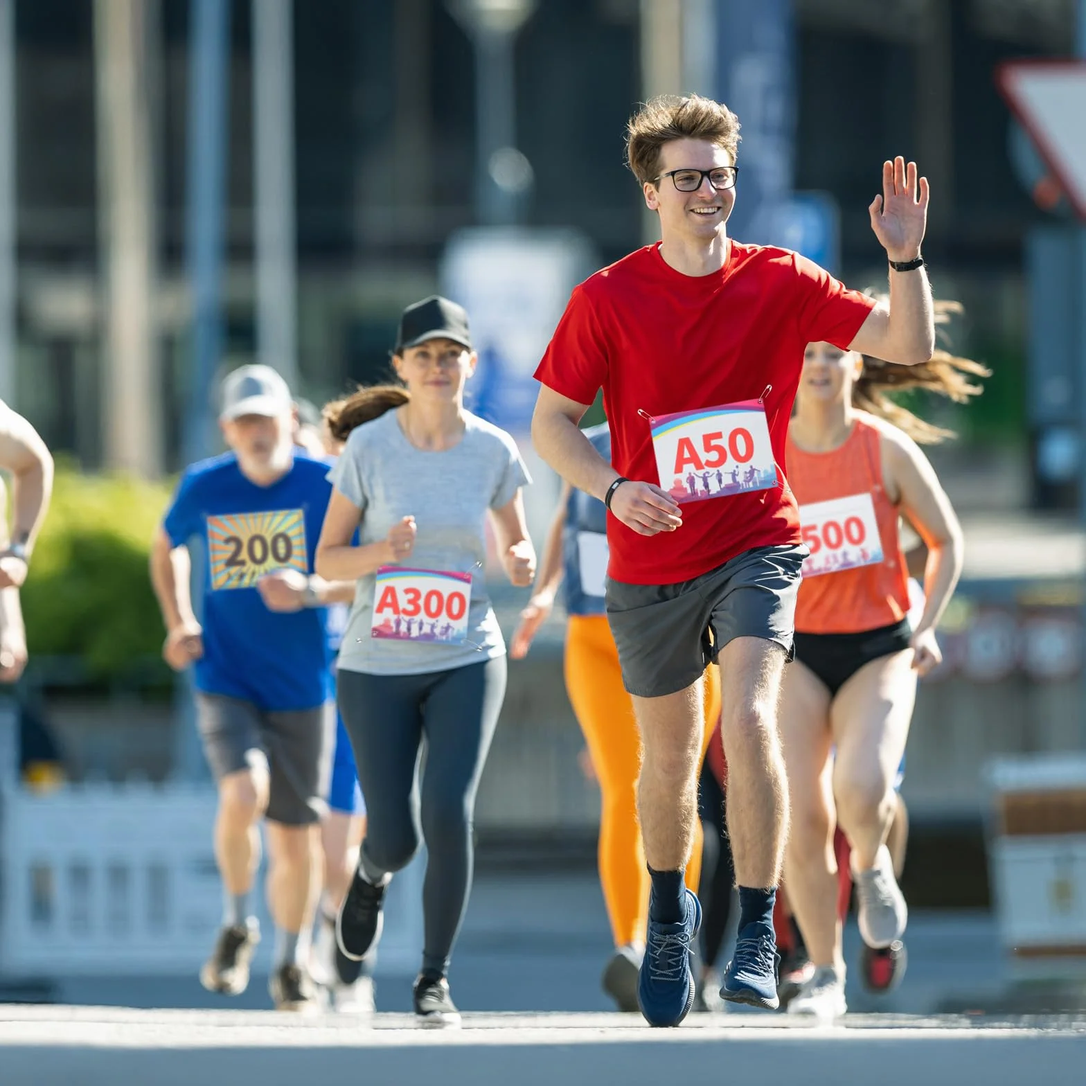 PATIKIL Numeri da Corsa Antistrappo 7X6 Pollici, 401-500 Medaglie Numeri da Gara Impermeabili con Spille di Sicurezza per Maratona Giochi Sportivi Competizione Corridori