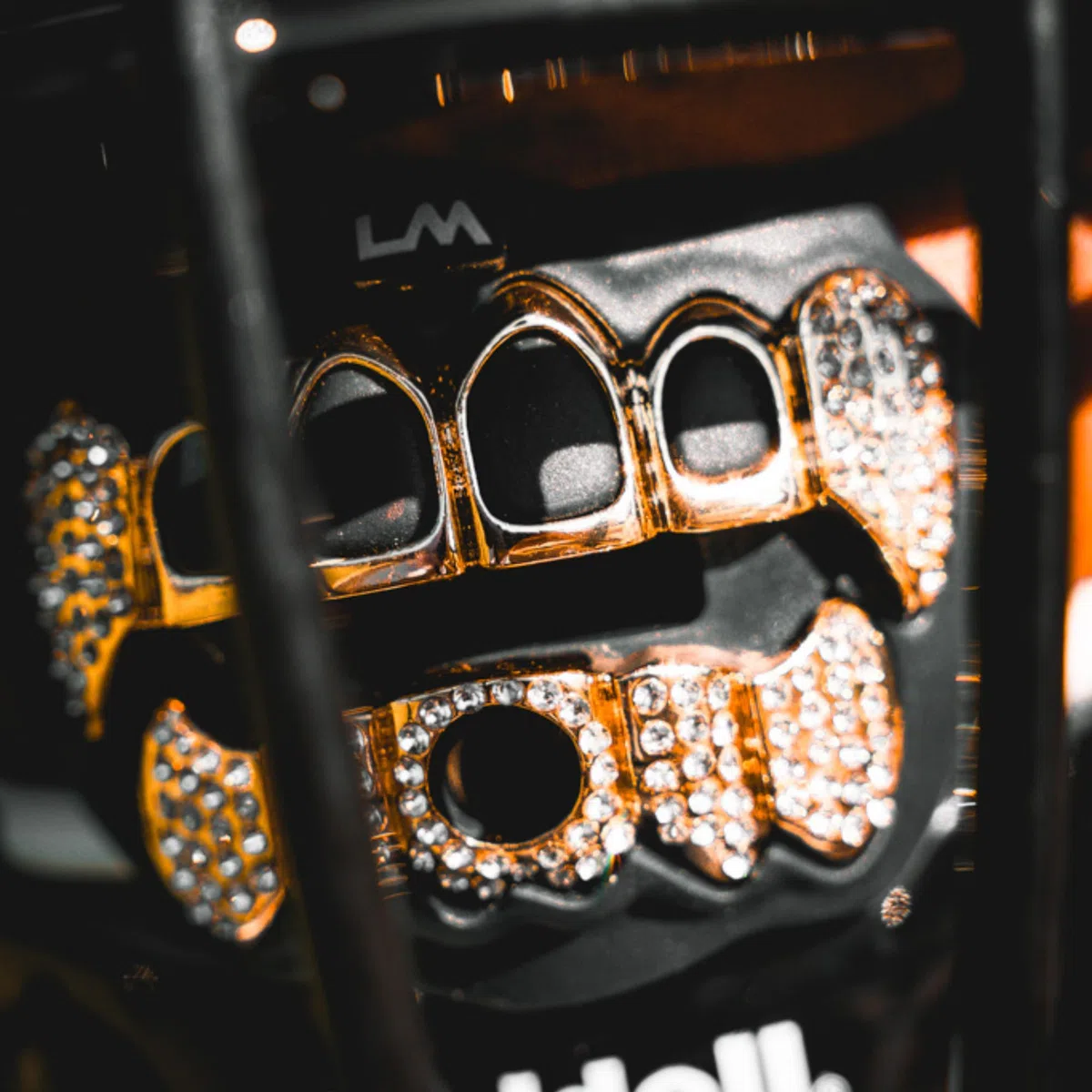 Loud Mouth Paradenti per calcio | 3D Chrome Grillz - Paradenti per adulti e giovani, protezione per labbra e denti (3D Grillz Bling - Cromo Nero/Oro)