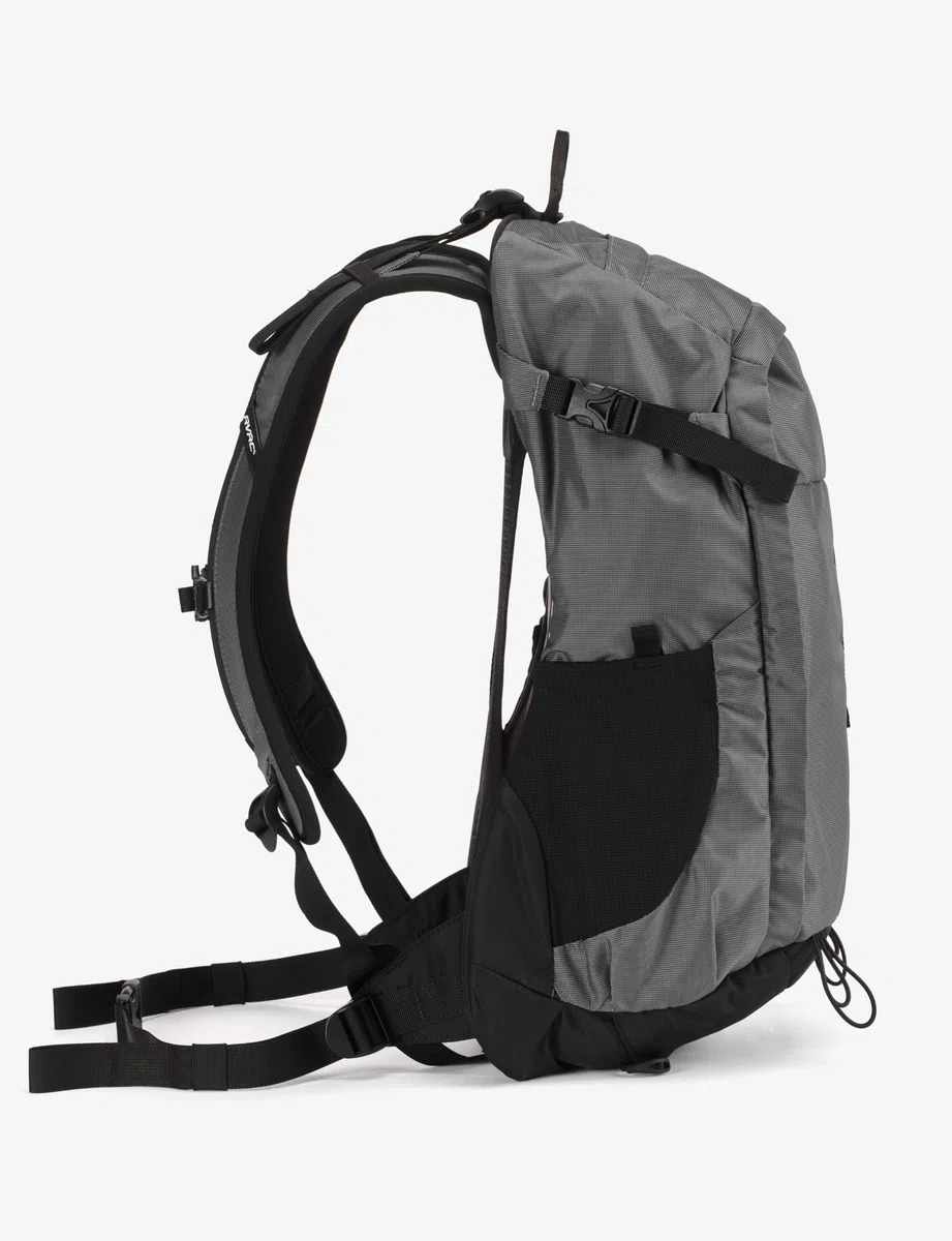 RevolutionRace Pathfinder Zaino da Trekking e Escursionismo, Sistema di Trasporto Ergonomico con Telaio in Alluminio, per Gite Giornaliere e Attività all'Aperto, Anthracite, 18L