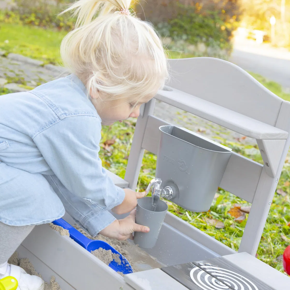roba serbatoio d’acqua per cucine di fango e tavoli d’acqua, in plastica robusta con rubinetto, accessorio per cucine outdoor, appendibile fino a 18 mm, resistente alle intemperie, grigio