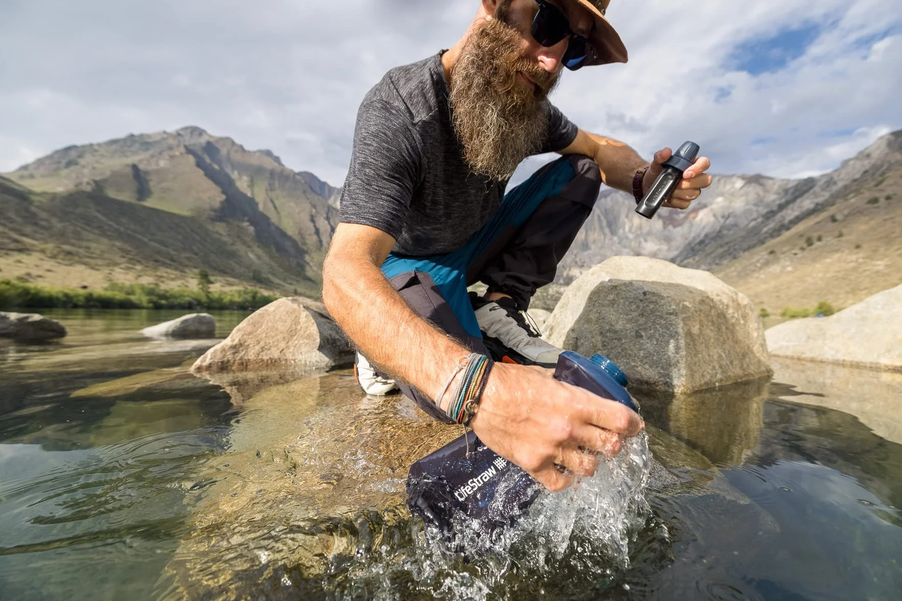 LifeStraw Peak Series - Borraccia pieghevole con sistema di filtraggio dell'acqua – 650ml per trail running, hiking, viaggi, ciclismo, e pesca. Senza BPA, Dark Mountain Gray (grigio)