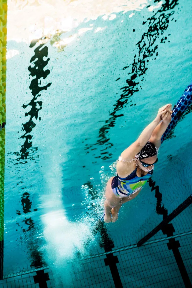 Arena Print 2 - Cuffia da nuoto in silicone, unisex, per adulti, donne e uomini, per allenamento intensivo, confortevole, antiscivolo, per capelli lunghi, colore: argento
