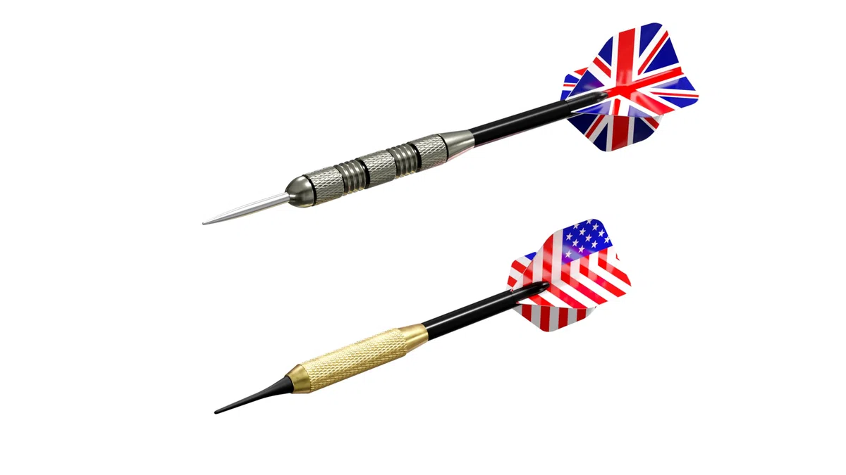 Carromco Steeldartboard Superplay - Bersaglio in sisal di alta qualità in formato tuning, professionale con anello numero di metallo, set di freccette con 3 freccette morbide e 3 freccette in acciaio
