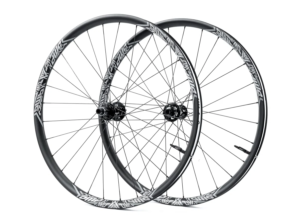 PMP Nitro Carbon | Ruote MTB 29" in Carbonio, per Cross Country. Mozzi Nitro J-Bend; Raggi Sfinati; Canale Interno Largo 25 mm; Peso 1320 g. Colore Personalizzabile.