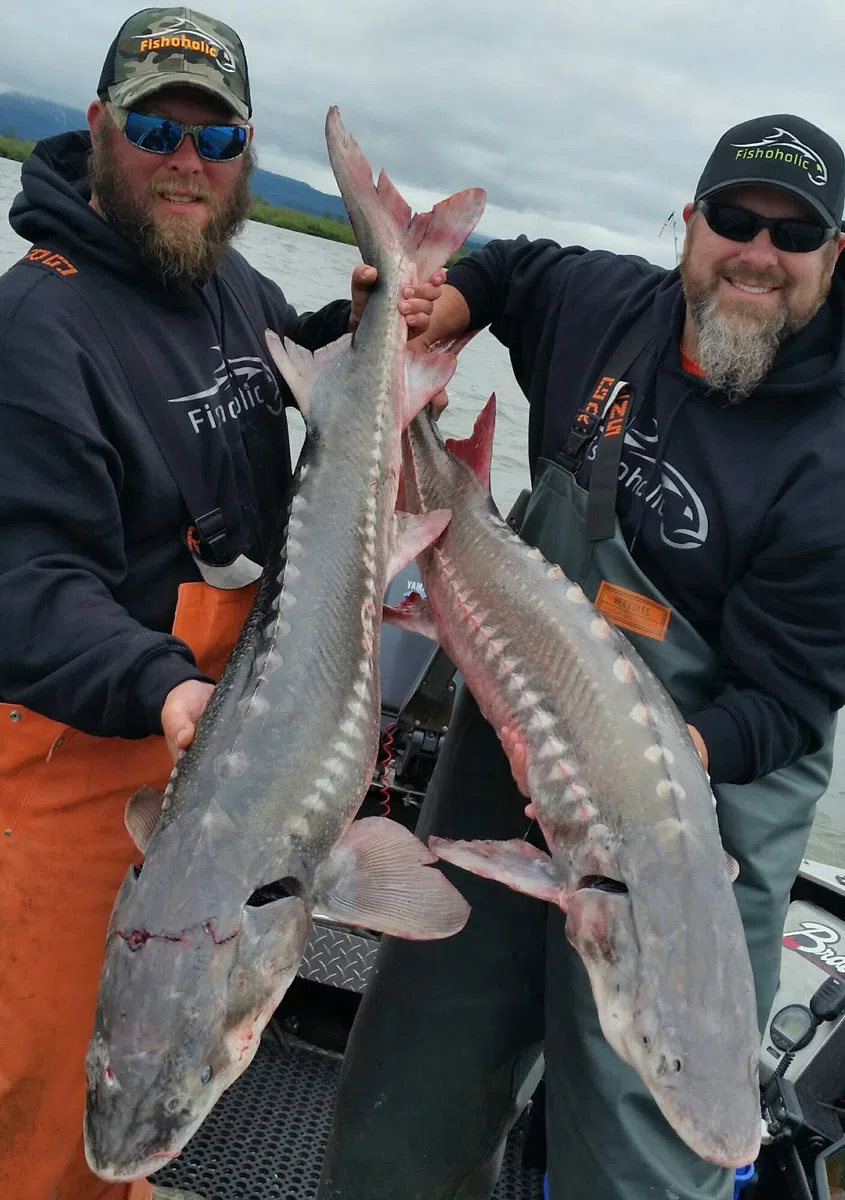 Fishoholic occhiali da sole polarizzati da pesca (montatura nera opaca con lente nera opaca) con custodia rigida e custodia 100% protezione UV, miglior regalo per pescatori, papà, ecc.