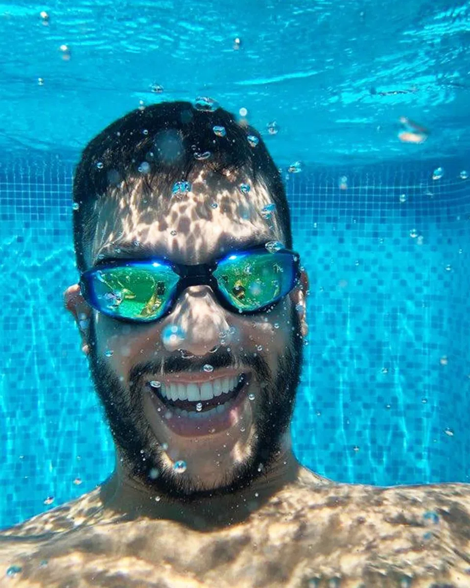 Aegend Occhialini da nuoto, sigillate all’acqua, anti appannaggio, protezione UVA, per io triathlon, con custodia di protezione, per adulti, uomo, donna, ragazzi, bambini