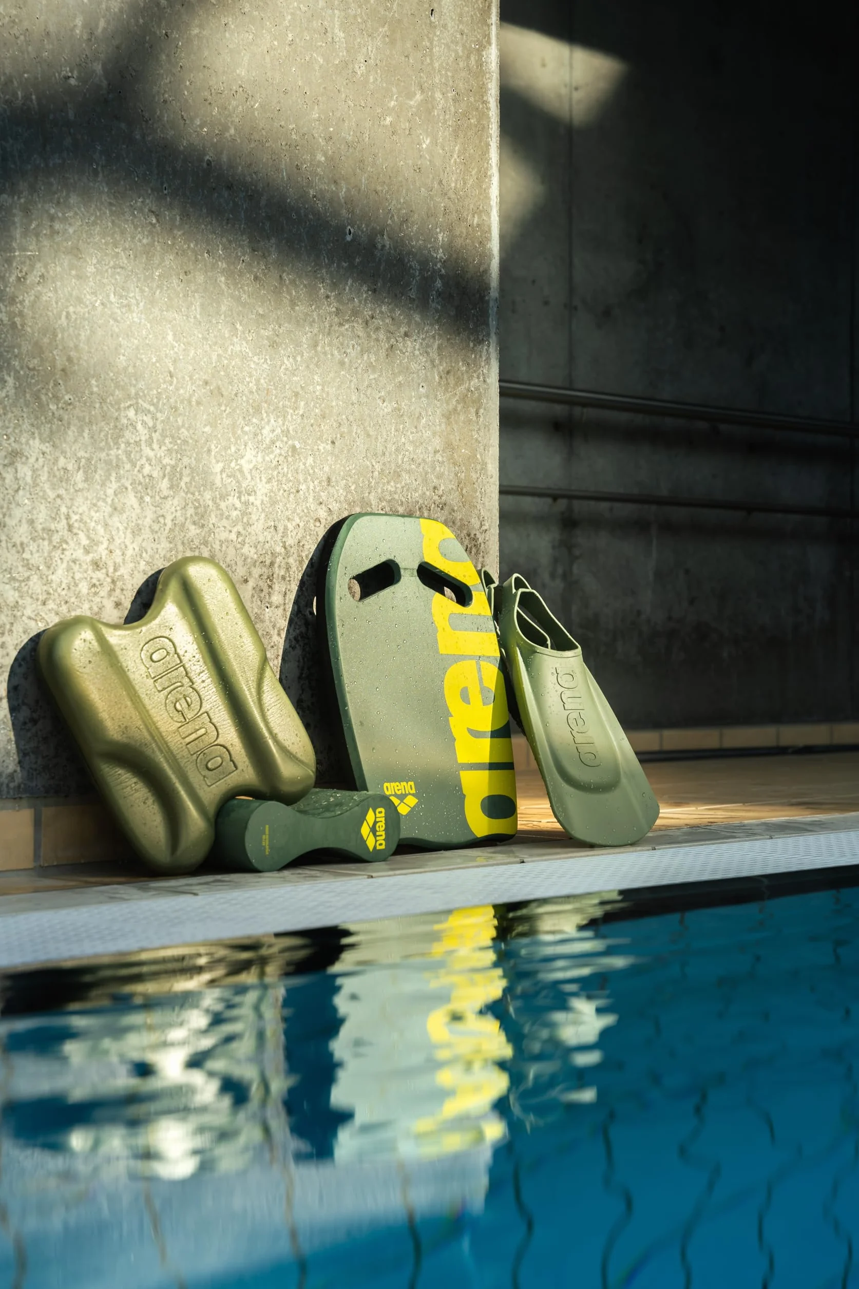 Arena Pinne Unisex per Adulti, comode e Leggere, per Allenamento di Nuoto, per Uomini e Donne, in Silicone, a Lama Corta, con Tacco Aperto