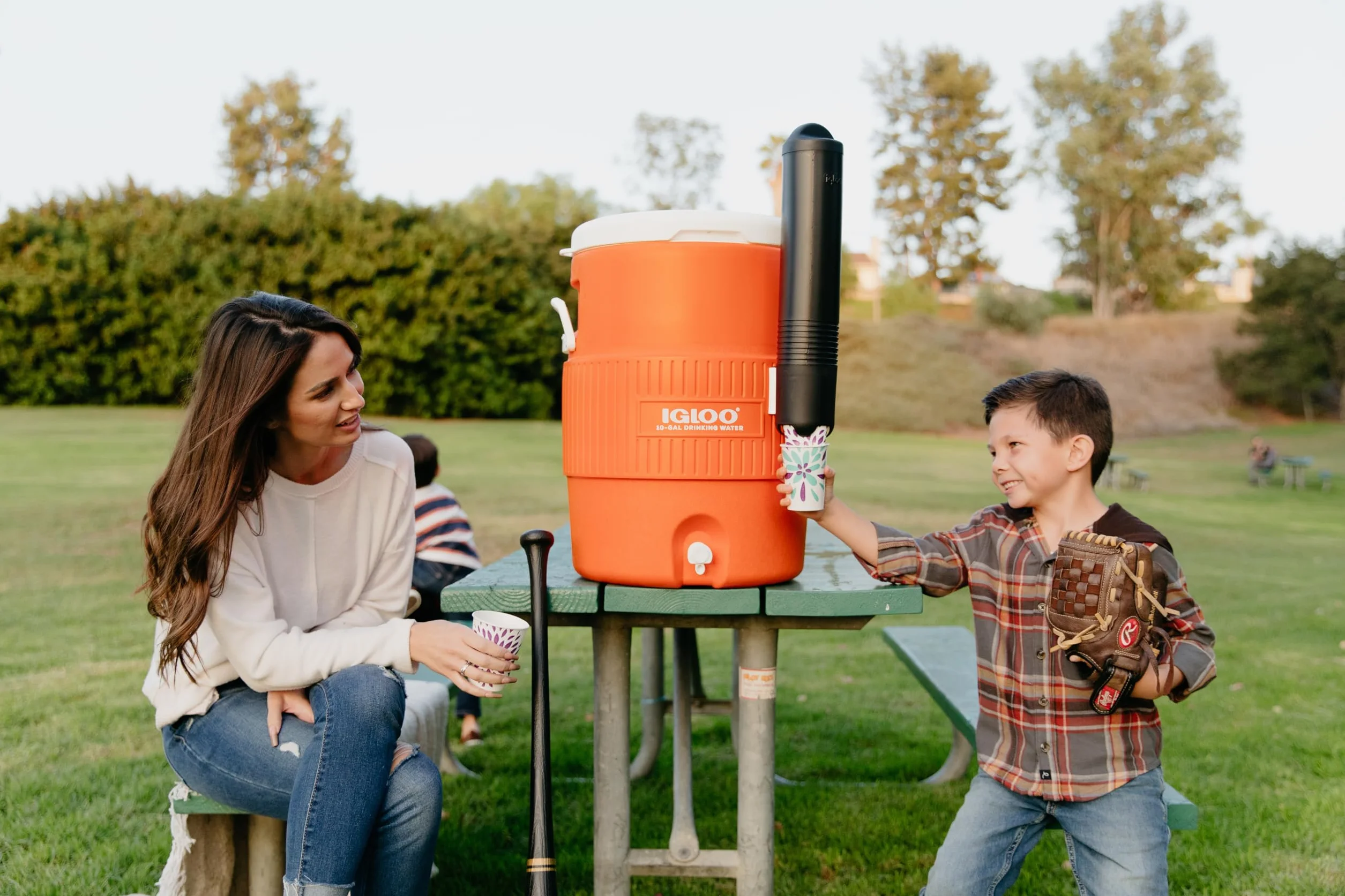 IGLOO Contenitore Bevande 10 Galloni 37L – Dispenser Isolato con Rubinetto – Tanica Acqua Robusta per Cantiere, Sport e Outdoor con Maniglie