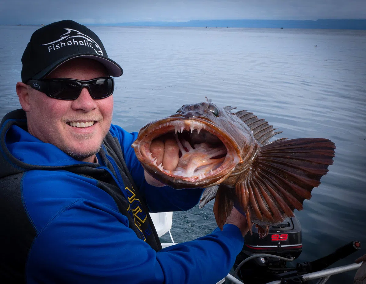 Fishoholic occhiali da sole polarizzati da pesca (montatura nera opaca con lente nera opaca) con custodia rigida e custodia 100% protezione UV, miglior regalo per pescatori, papà, ecc.